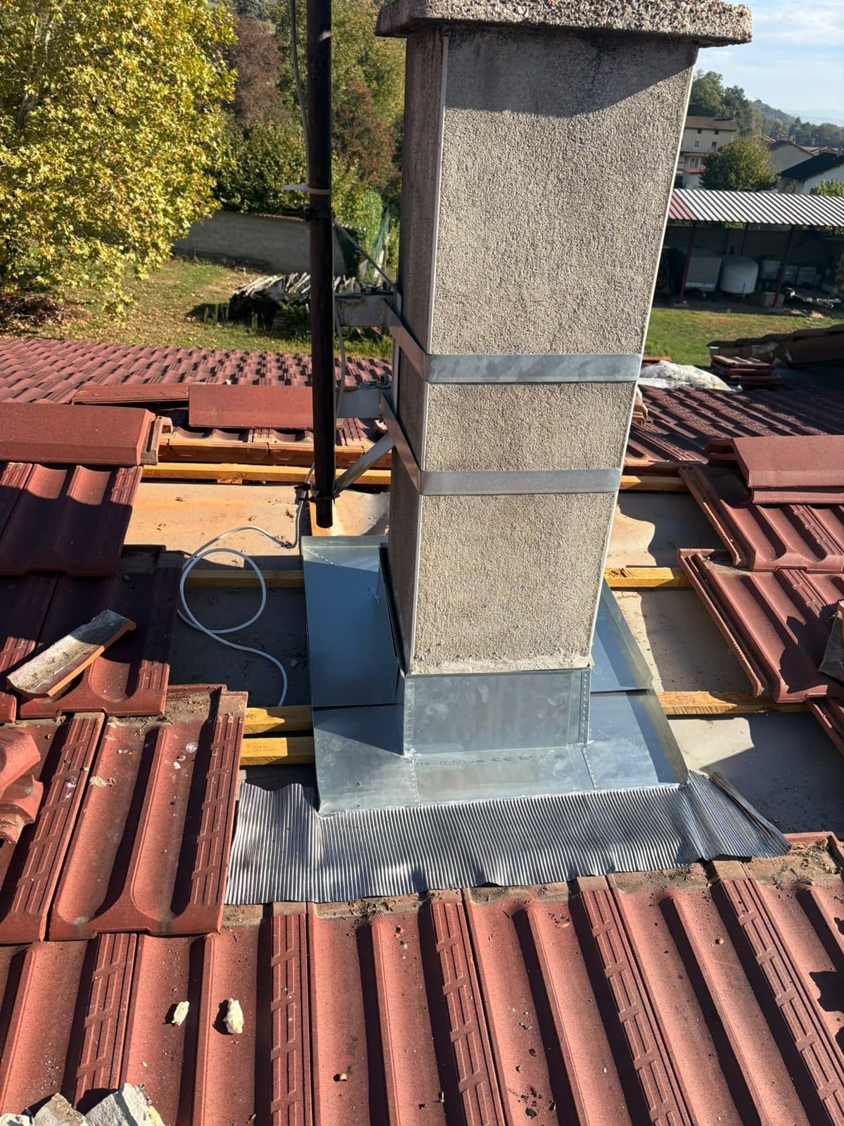 Abergement de cheminée en zinc - Chantier Jrenov à Saint-Genis-Laval (69230)