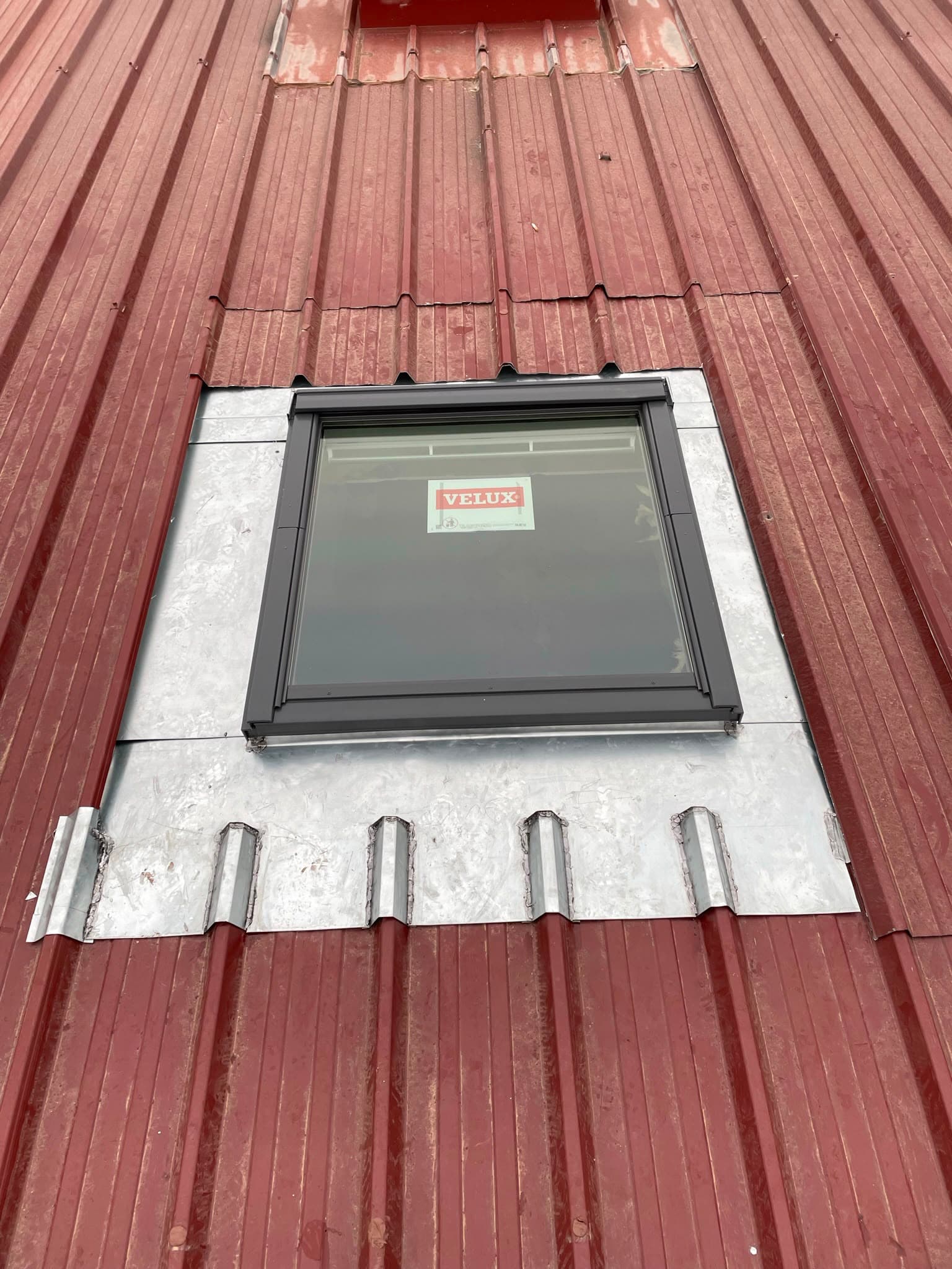 Fabrication et pose de gouttières aluminium en continu - Chantier Jrenov à Dagneux (01120)