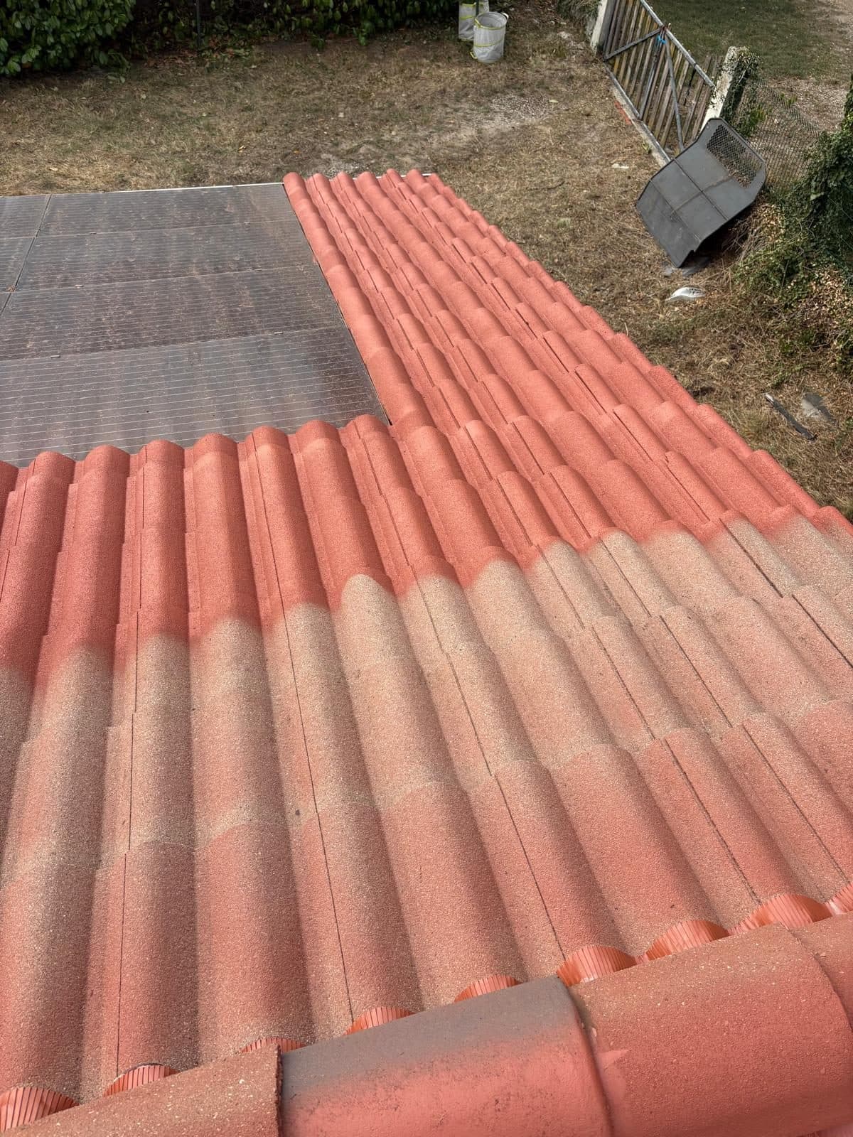 Démoussage et hydrofuge coloré sur tuiles romanes - Chantier Jrenov à Jonage (69330)