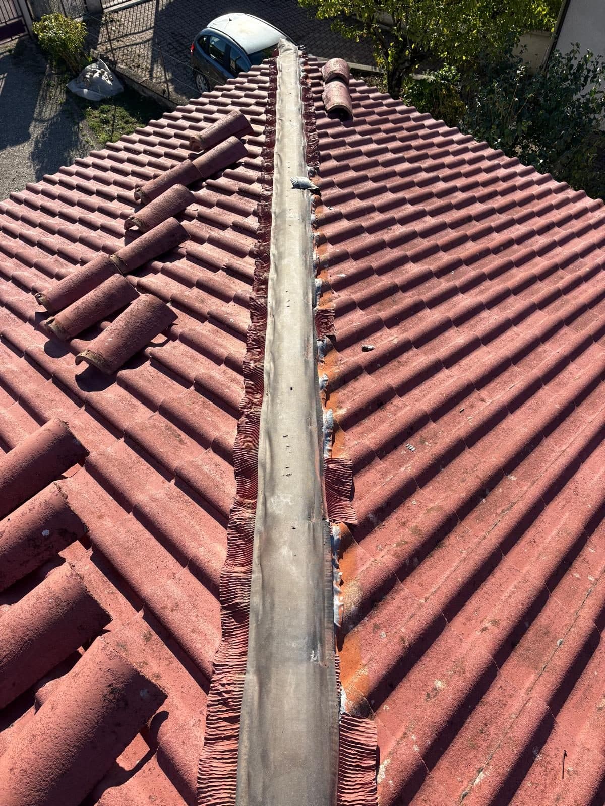 Reprise de faîtage avec closoir ventilé - Chantier Jrenov à Rillieux-la-Pape (69140)