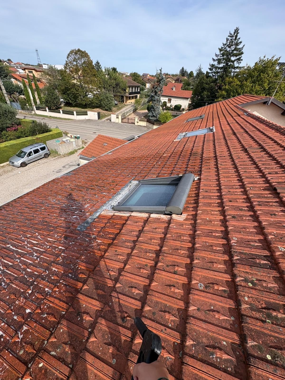 Nettoyage de toiture autour d'une fenêtre de toit - Chantier Jrenov à Bron (69500)