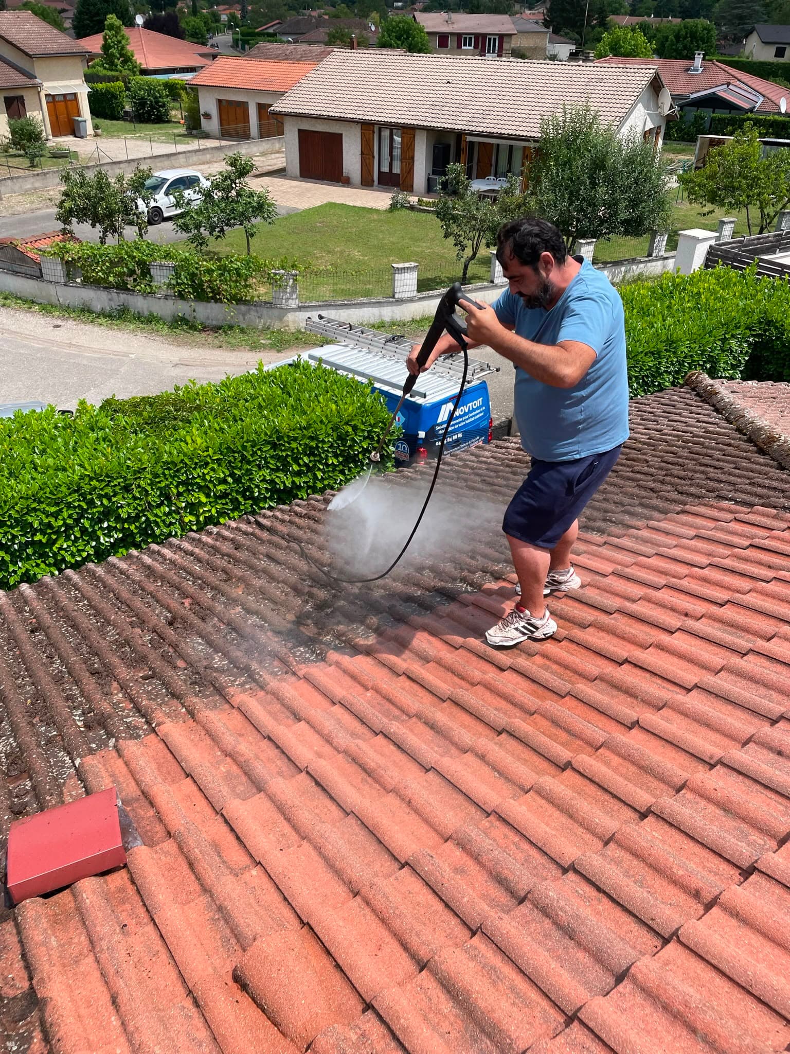 Nettoyage de toiture écologique avec traitement bionettoyant - Genas (69740)