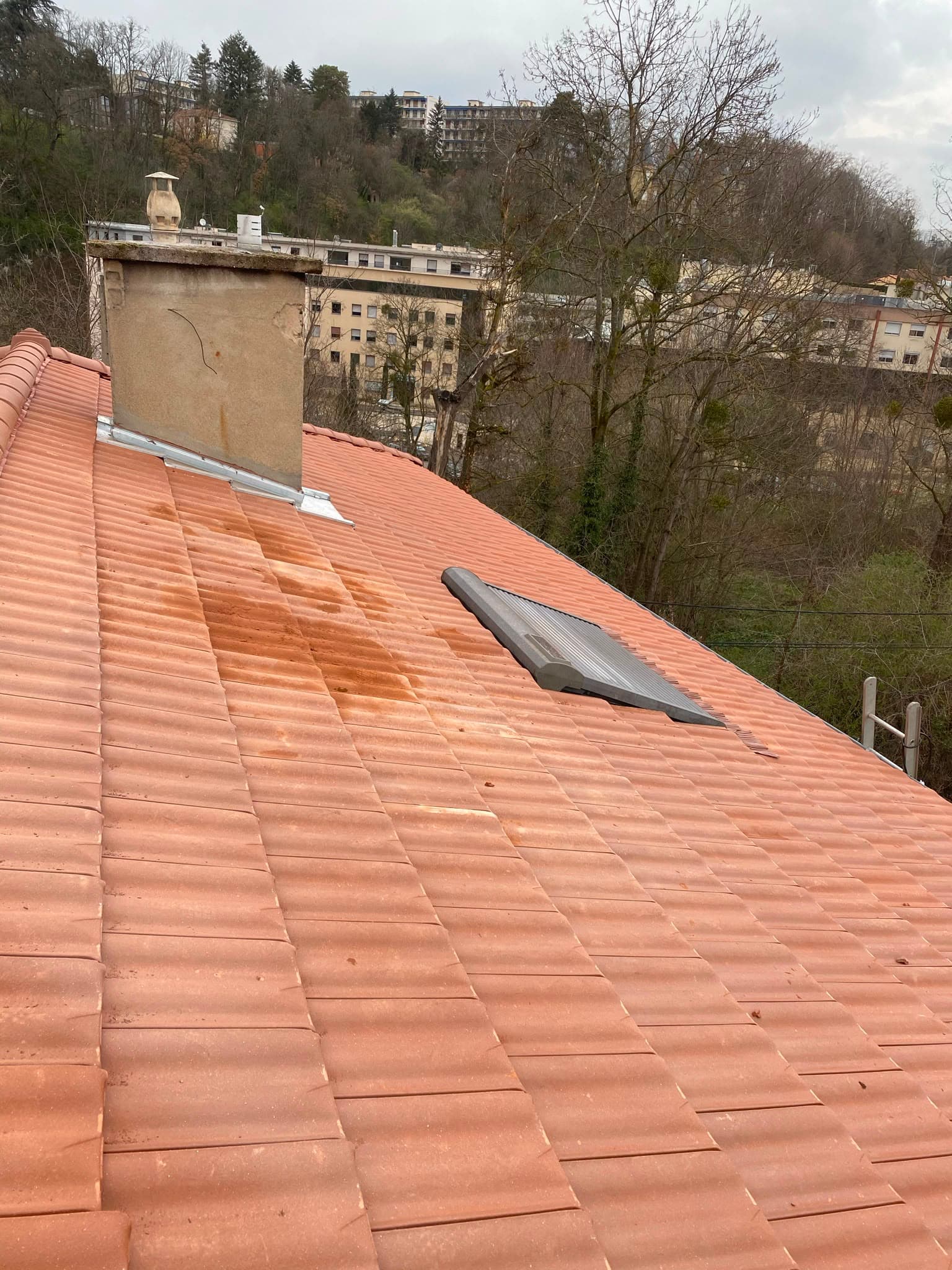 Rénovation complète de couverture en tuiles terre cuite - Chantier Jrenov à Villeurbanne (69100)